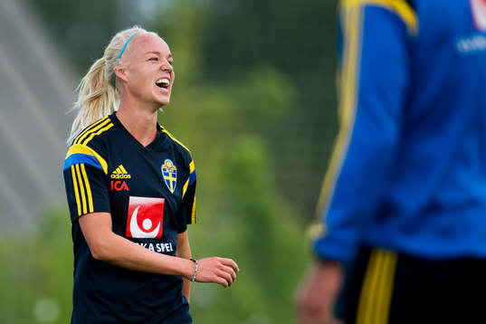 Sveriges Caroline Seger skrattar