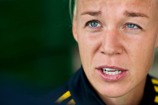 Sveriges Caroline Seger blir intervjuad efter en träning