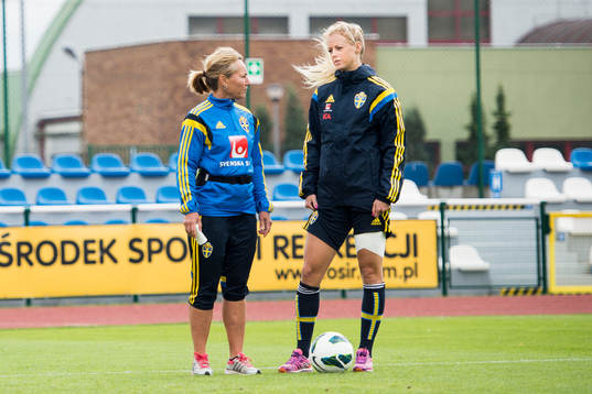 Sveriges Amanda Ilestedt pratar med sjukgymnast Annica Näsmark