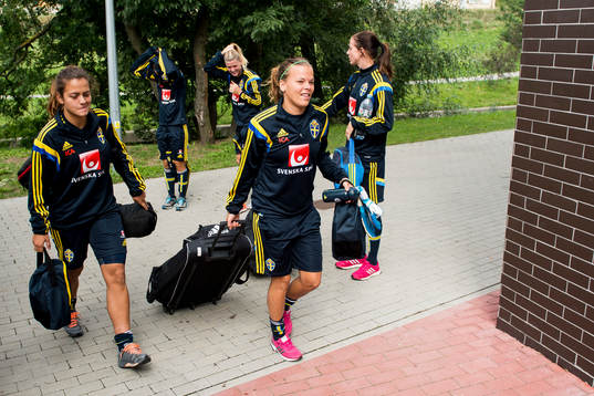 Sveriges Marija Basunic och målvakt Stephanie Öhrström anländer till en träning