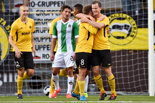 Elfsborgs Daniel Mobaeck kramas om av Anders Svensson efter han gjort 2-0