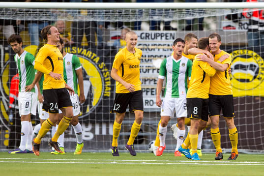 Elfsborgs Daniel Mobaeck jublar och kramas om av Anders Svensson efter att gjort 2-0