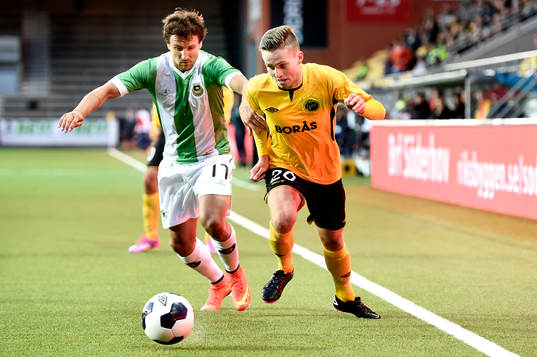 Rio Aves Ukra i kamp om bollen med Elfsborgs Adam Lundqvist