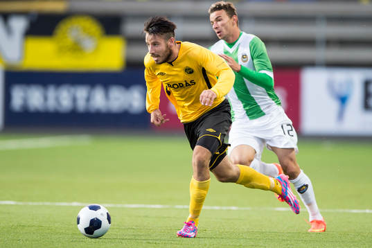 Elfsborgs Mikkel Beckmann jagas av Rio Aves Lionn