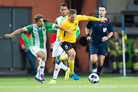 Kamp mellan Elfsborgs Anders Svensson och Rio Aves Tiago Pinto