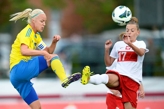 Sveriges Caroline Seger och Polens Natalia Pakulska i kamp om bollen