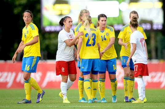 Sveriges spelare tackar Polens spelare