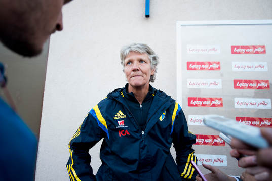 Sveriges förbundskapten Pia Sundhage svarar på frågor från media angående hennes relation till Sveriges anfallare Kosovare Asllani