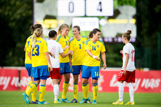 Sveriges Linda Sembrant, Emma Berglund och Hanna Folkesson tackar Polens spelare