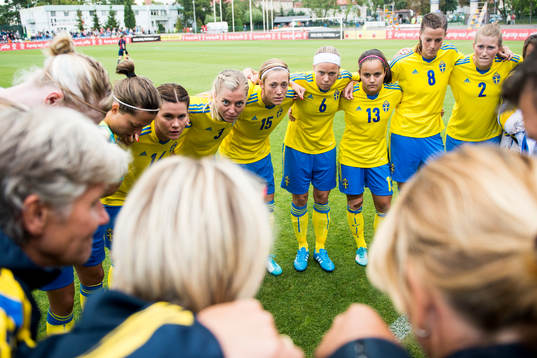 Sveriges spelare samlas i en ring