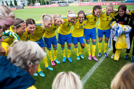 Sveriges spelare samlas i en ring