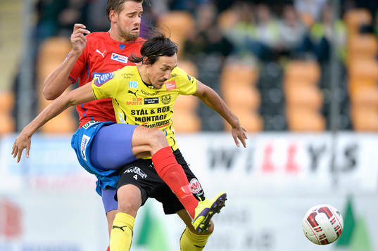 Helsingborgs Mikael Dahlberg och Mjällbys Daniel Ivanovski i matchen i allsvenskan mellan Mjällby och Helsingborg i Hällevik 22 augusti 2014.