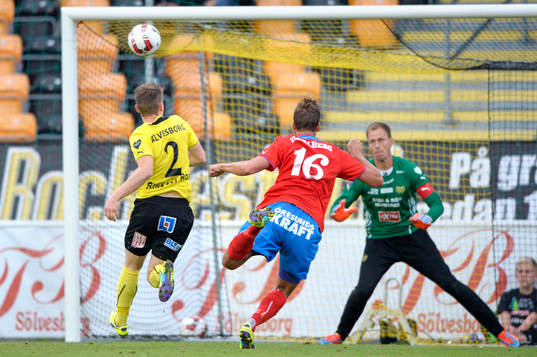 Helsingborgs Mikael Dahlberg nickar nära krysset