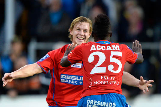 Helsingborgs Emil Krafth gratulerar David Accam