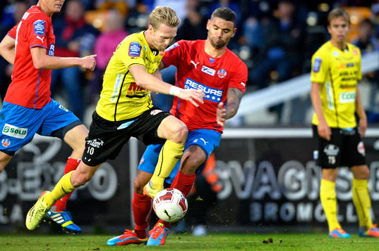 Mjällbys Christian Wilhelmsson och Helsingborgs Victor Palsson 