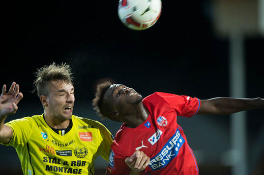 Helsingborgs David Accam och Mjällbys Jasmin Sudic i matchen i allsvenskan mellan Mjällby och Helsingborg i Hällevik 22 augusti 2014.