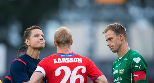  Domaren Martin Strömbergsson singlar slant i matchen i allsvenskan mellan Mjällby och Helsingborg i Hällevik 22 augusti 2014.