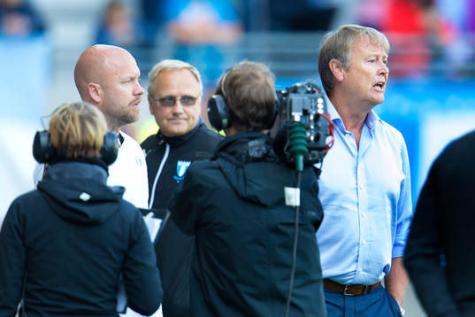 Malmö FFs tränare Åge Hareide (th) tittar mot domaren strax efter assisterande tränare Olof Persson (tv) blivit uppvisad på läktaren