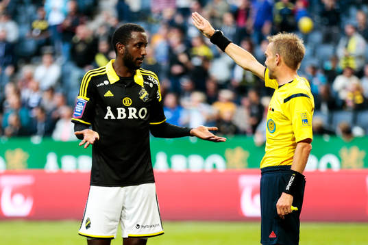 s Henok Goitom samtalar med Johan Hamlin, domare under fotbollsmatchen i Allsvenskan mellan AIK och BK Häcken den 24 Augusti 2014 i Stockholm. 