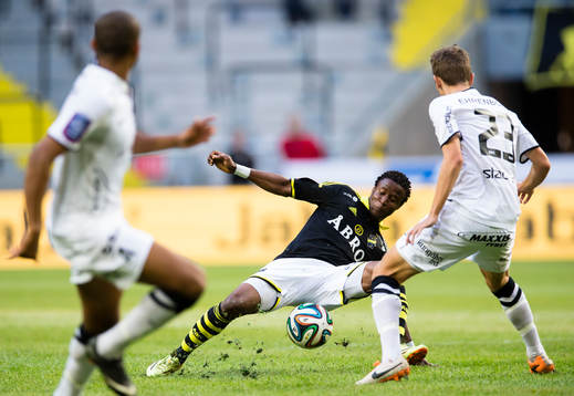 s Kennedy Igboananike faller i en duell med Häckens Simon Sandberg under fotbollsmatchen i Allsvenskan mellan AIK och BK Häcken den 24 Augusti 2014 i Stockholm. 