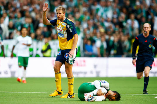 Ljungskiles Steven Old fäller Hammarbys Pablo Pinones-Arce och får sitt andra gula kort