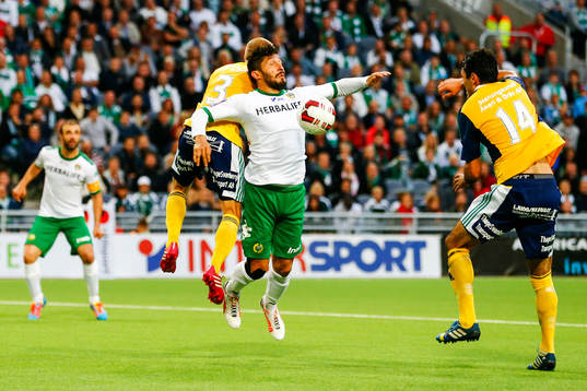 Hammarbys Pablo Pinones-Arce får en tackling i ryggen av Ljungskiles Niclas Andersén