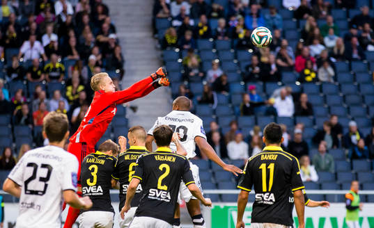 s målvakt Patrik Carlgren boxar ut bollen under fotbollsmatchen i Allsvenskan mellan AIK och BK Häcken den 24 Augusti 2014 i Stockholm. 