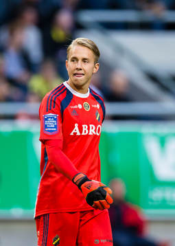 s målvakt Patrik Carlgren under fotbollsmatchen i Allsvenskan mellan AIK och BK Häcken den 24 Augusti 2014 i Stockholm. 