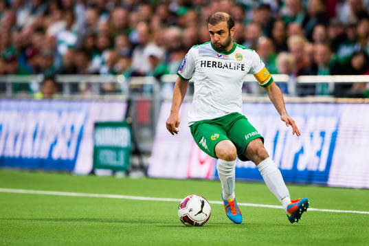 Hammarbys Kennedy Bakircioglu med bollen