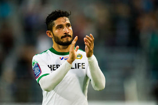 Hammarbys Pablo Pinones-Arce tackar publiken