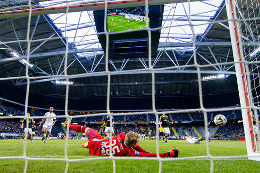 s målvakt Patrik Carlgren med en räddning på en cykelspark av Häckens Gunnar Heidar Torvaldsson under fotbollsmatchen i Allsvenskan mellan AIK och BK Häcken den 24 Augusti 2014 i Stockholm. 