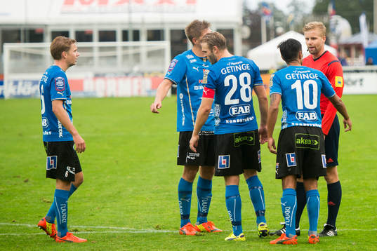 Halmstads spelare är framme och pratar med domare Glenn Nyberg efter att han dömt straff till Elfsborg