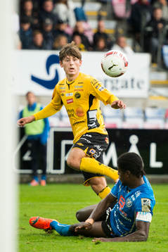 Elfsborgs Arber Zeneli slår bollen förbi Halmstads Joseph Baffo