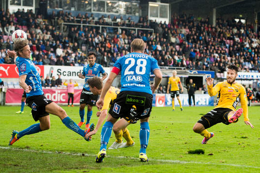 Elfsborgs Mikkel Beckmann (th) med en målchans i slutet av matchen med Halmstads Fredrik Liverstam nickar undan