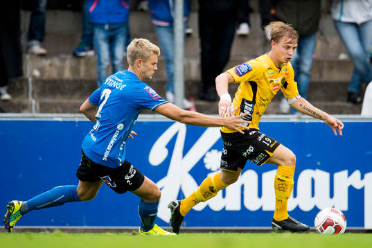 Halmstads Viktor Ljung jagar Elfsborgs Simon Hedlund