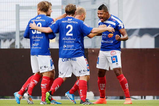 Åtvidabergs Ricardo Santos (th) jublar med lagkamraterna