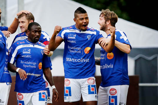 Åtvidabergs Ricardo Santos (mitten) jublar med