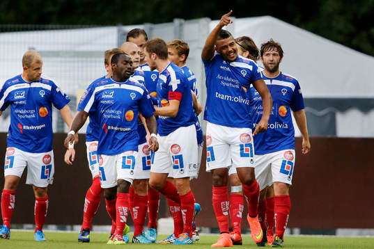 Åtvidabergs Ricardo Santos (th) jublar med lagkamraterna