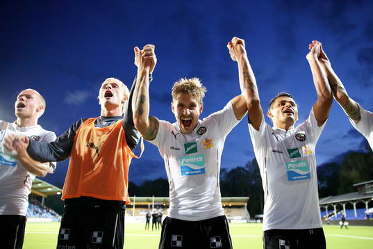 Örebros Daniel Björnquist, i mitten, jublar tillsammans med sina lagkamrater målvakt Jacob Rinne och Daniel Sobralense