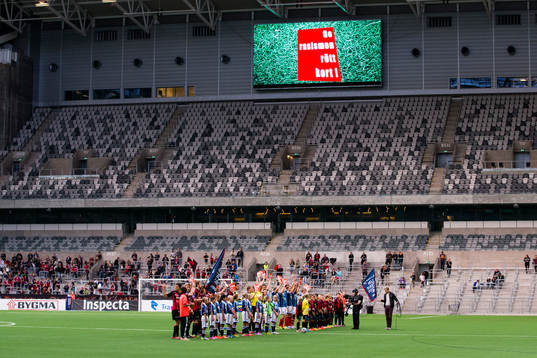 Djurgårdens och Brommapojkarnas spelare håller upp röda kort där det styår 