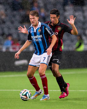 Djurgårdens Martin Broberg i kamp om bollen med