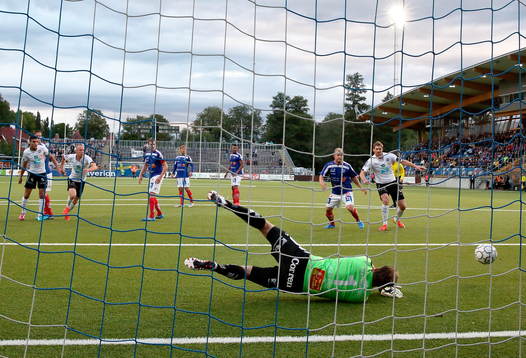Räddning av Åtvidabergs målvakt Henrik Gustavsson