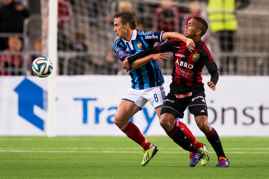 Djurgårdens Andreas Johansson i kamp om bollen med