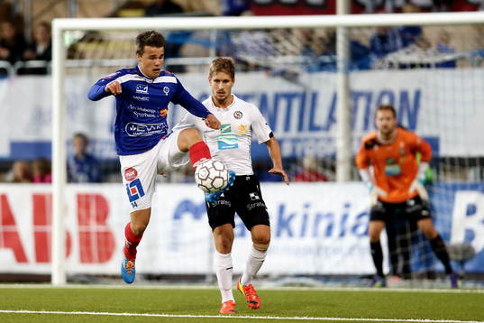 Åtvidabergs Simon Skrabb med bollen framför Daniel Björnquist