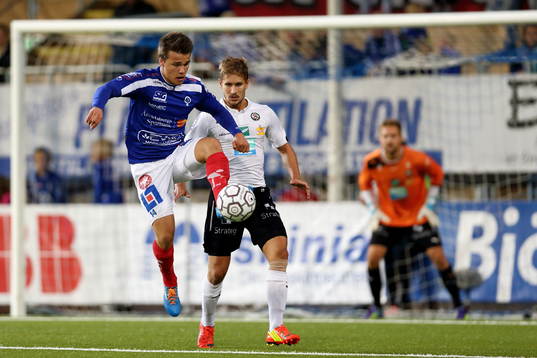 Åtvidabergs Simon Skrabb med bollen framför Daniel Björnquist
