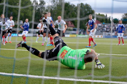Räddning av Åtvidabergs målvakt Henrik Gustavsson