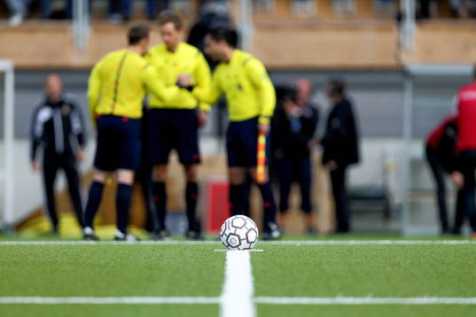 Bollen redo för avspark och domarna tar i hand innan fotbollsmatchen i Allsvenskan mellan Åtvidaberg och Örebro den 25 augusti 2014 i Åtvidaberg.