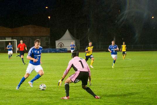 Sundsvalls Leo Englund kommer fri mot Ängelholms målvakt Matt Pyzdrowski men missar