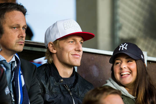 Sundsvalls sportchef Urban Hagblom och Malmö FFs Emil Forsberg tillsammans med sin flickvänn Shanga Hussain på läktaren