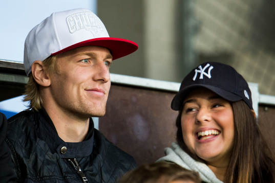 Malmö FFs Emil Forsberg tillsammans med sin flickvänn Shanga Hussain på läktaren